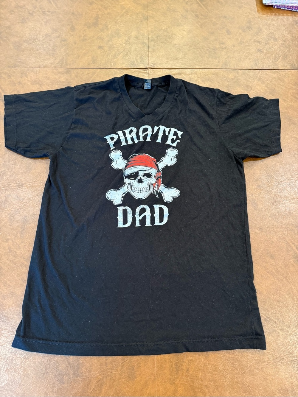Pirate Dad Black Men’s V-Neck T-Shirt with Skull Graphic Halloween Costume